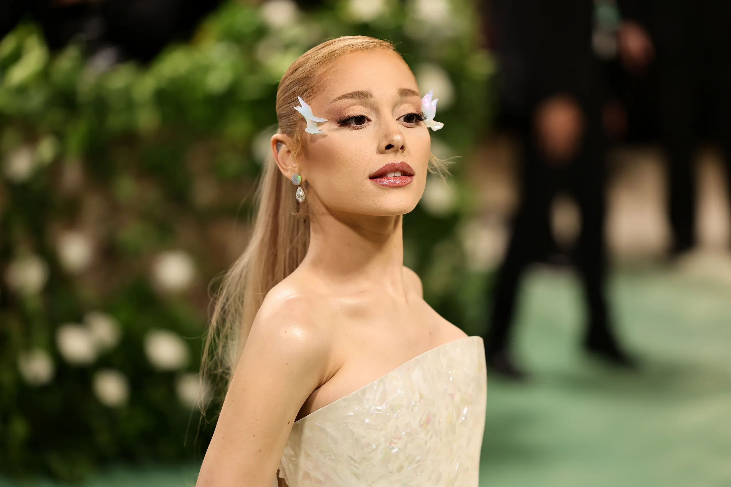 10 Ariana Grande perfume brands that she uses in real life.